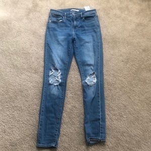 Levi’s 721 high rise skinny busted knee size 26